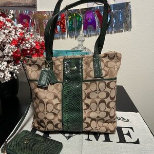 Coach❤️Beige Python Signature Tote with Green Trim And Matching Wallet/Case